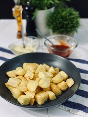 Patatas fritas bravas