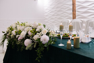 Wedding green and white decorations