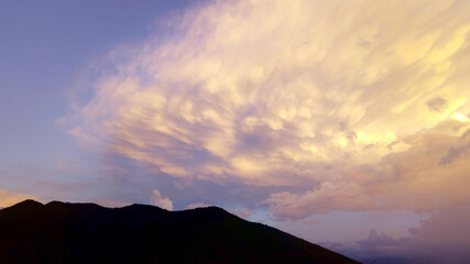 Montañas andinas en atardecer