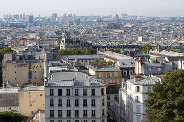 Fototapeta na wymiar Vue panoramique sur Paris depuis la butte Montmartre