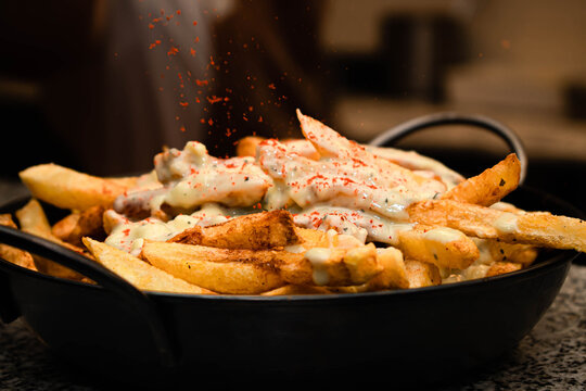 papas con queso y lluvia de piment&oacute;n aj&iacute; o paprika