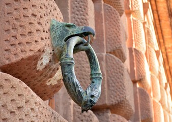 Argollas en la fachada del palacio de carlos V,  Granada