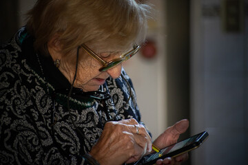 Mujer de la tercera edad usando el celular