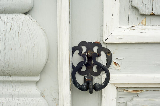A kod pen on a gray door. It's a good old door. The historic center of the city. Russia.