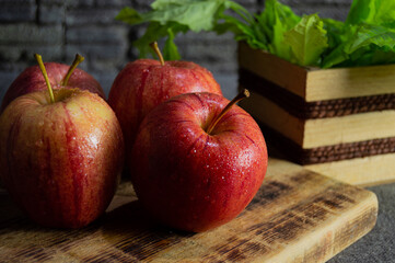 manzana sobre tabla de madera 