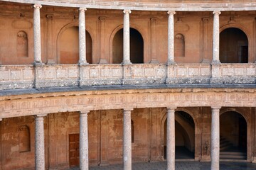 Columnas del palacio de Carlos V en Granada, España