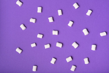 Fototapeta na wymiar pattern of marshmallows on a purple background