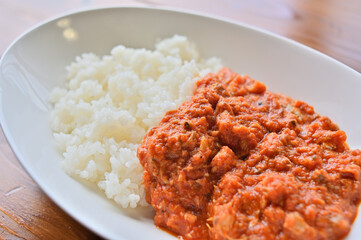 トマトとサバのカレー。白いオーバルの皿に盛られた。