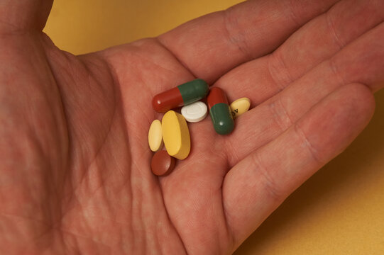 Verscheidene Arten von Tabletten auf Handfl&auml;che
