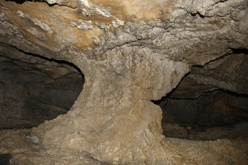 鍾乳洞内部の風景　上から下まで繋がっている場所