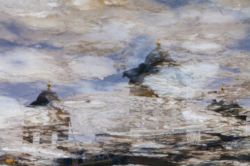 Old vintage bridge reflected in river with drifting ice © Дэн Едрышов