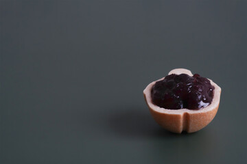 日本のお菓子・最中（もなか）の中身：サクサクの皮と甘い餡子でできた甘い和菓子 - 黒板カラーの緑背景