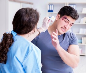 Obraz premium Young man visiting female traumatologist with black eye