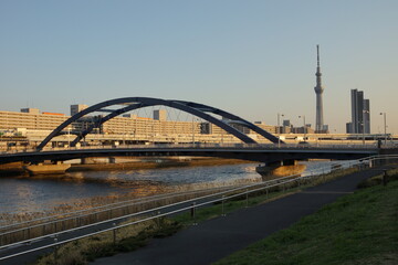 Obraz premium 隅田川夕景 水神大橋と汐入公園のジョギングコース