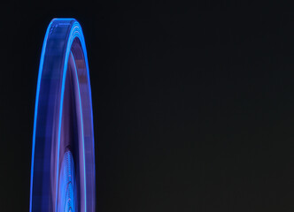 Immer schneller werdend, ein Riesenrad in der Nacht