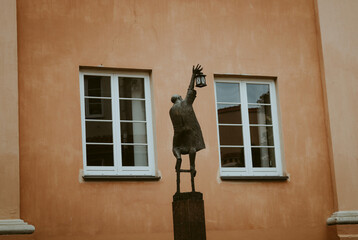 Fototapeta na wymiar bronze statue in old vilnius