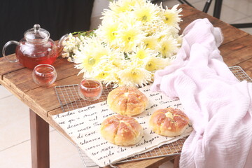 Korean Garlic Cream Cheese Bread (Yugjjog Maneulppang) is Popular Street Food in Korea. Made from Bread Bun, Cream Cheese, Garlic, Parsley, and Honey