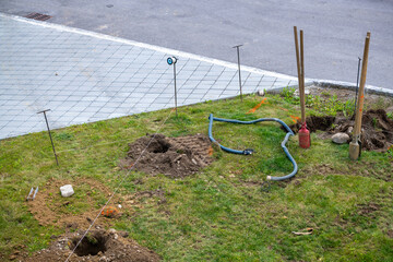 Baustelle Garten: ein Gartenzaun wird errichtet- Zaunbau, Gartengestaltung