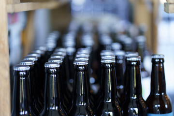 Une étagère remplie de bouteilles de bière