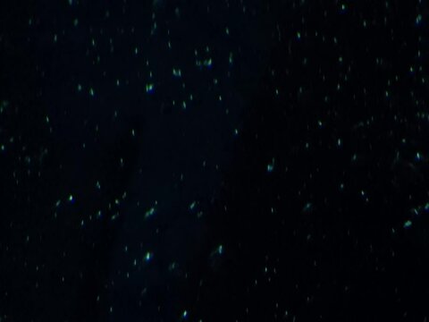 Mystische blaue Blubberblasen steigen nach oben auf. Der Hintergrund ist matt dunkel blau, die Blasen sind etwas heller und gl&auml;nzend. Dunkles Aquarium Sea-life Oberhausen. Abstract spooky background.