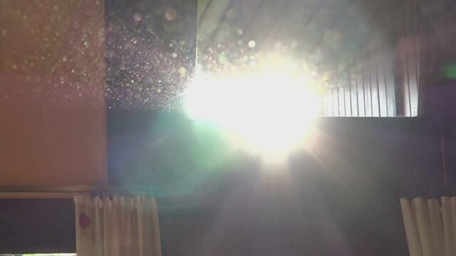 Staub Reflektionen in der Sonne. Aufgewirbelter Staub fliegt durch die Luft. Ferienpark Ronshausen in Machtlos in Deutschland. Dust, steam and particles reflecting in the deep sun. Luftverschmutzung