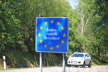 PKW an der deutsch-französischen Grenze zwischen Lothringen und der Pfalz.