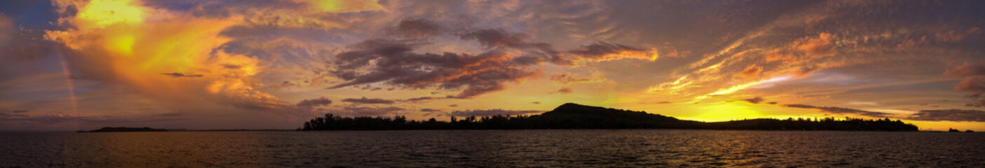 Couché de soleil sur l'île d'Antanimora, archipel des Radama - Madagascar