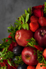 fruity bouquet of red apples