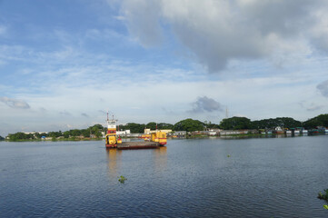 Obraz premium Daylight and sky view of the beautiful river. ferry passing the river in daylight.
