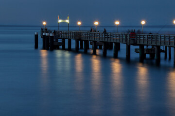 Fototapeta premium Seebrücke im Abendlicht bei Kühlungsborn, Deutschland 
