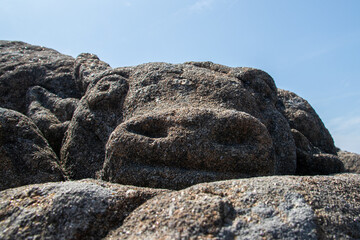 Sculpture dans la roche 
