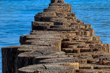 Fototapeta premium Holzbuhne am Strand von Kühlungsborn, Ostsee
