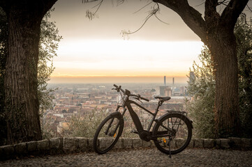 Ebike city, pedalata assistita da città. bici elettrica da città, tramonto
