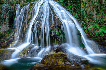 Obraz premium Amazing little waterfall (Vall d'en Bas, Garrotxa, Catalonia, Spain)