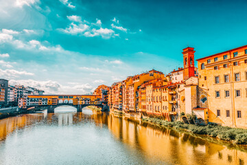 Obraz premium Ponte Vecchio to most we Florencji, położony w najwęższym punkcie rzeki Arno, prawie naprzeciwko Galerii Uffizi.