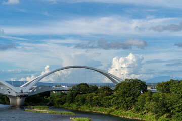 青空の下の大きな橋