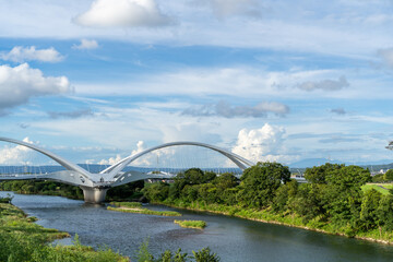 青空の下の大きな橋