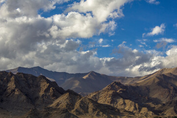 Naklejka na ściany i meble ridge of the Himalayan desert mountains in the evening