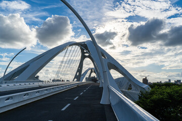 青空の下の大きな橋