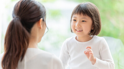 お母さんと遊ぶ女の子