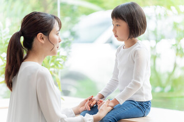 お母さんと遊ぶ女の子