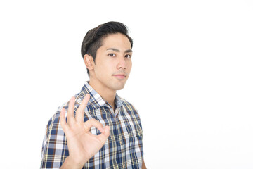 OKサインを出す男性