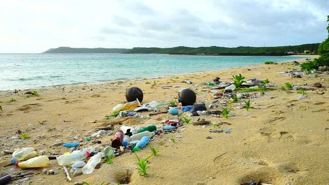 2020年8月、プラスチックごみで溢れるビーチ。日本、沖縄県宮古島市。