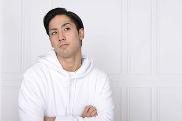 疲れた表情の男性