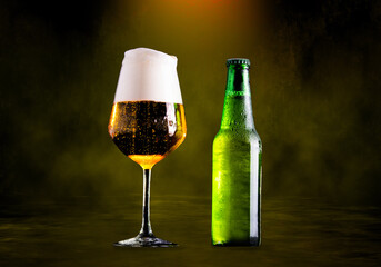 Still life di un calice di vino ripieno di birra e una bottiglia di birra ghiacciata
