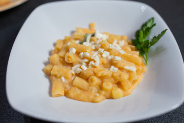 Pasta e patate con provola e basilico