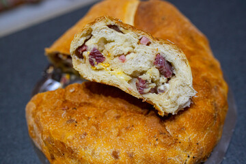 Tortano napoletano ripieno di uova, salame, prosciutto crudo e cotto e provola affumicata