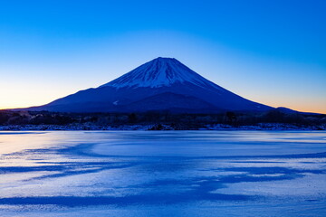 夜明けの富士山、山梨県富士河口湖町精進湖にて
