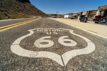 Rugzak Langs de route 66, symbool geschilderd op het asfalt van de route © Roberto
