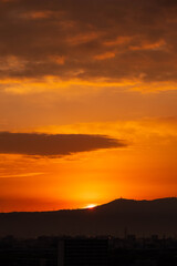 赤い朝焼けの空と朝日